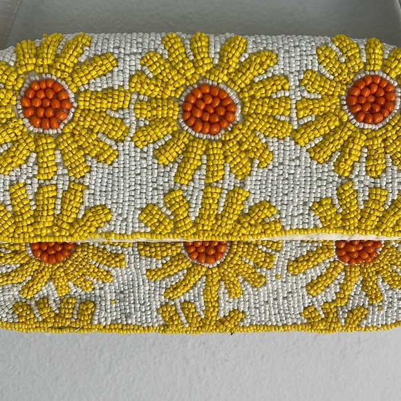 🌼 Sol & Mer Daisy/Sunflower Beaded Shoulder Bag 🌼 - Picture 4 of 10